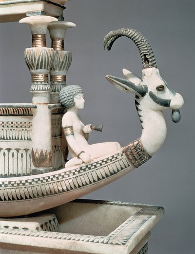 Yksityiskohta veneen keurasta, jossa on syyrialaisen metsäkurin pää ja prinsessa Mutnedjmetiksi ajateltu hahmo, Tutankhamonin haudasta (n. 1370-52 eKr.) Uusi kuningaskunta (alabasteri) (katso 149413) tekijältä Egyptian 18th Dynasty