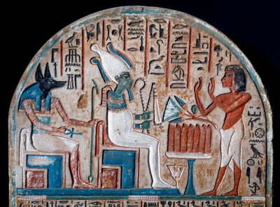 Egyptiläinen antiikki: Nanai-stele edustaa Osirista ja Anubista, kuolleiden jumalaa, jolla on elämän avaimet Ansee-ristin (Ankh) muodossa. Maalattua kalkkikiveä. 18. dynastian loppu. 1300-luvulla eaa. Torino, egyptiläinen museo - Egypti tekijältä Egyptian 18th Dynasty