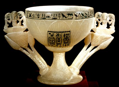 Egyptiläinen antiikin: Theban hyväntekijöiden kuolemattoman malja. Lootuksen muotoinen albasterimalja. Tutankhamonin (kaikki-Ankh-amun tai Tutankhamon) (1345-1327 eKr.) 18. dynastian pettäjältä. löydetty kuninkaiden laaksosta, Thebasta. 1342 eaa. Kairo, Eg tekijältä Egyptian 18th Dynasty