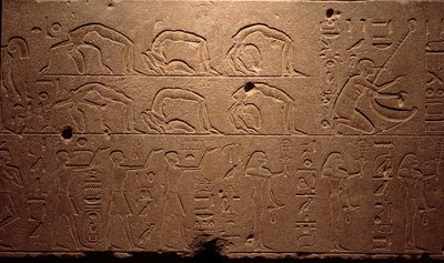 Egyptiläinen antiikki: yksityiskohta kaiverretusta fresosta, joka kuvaa tanssijoita, vääntyjiä ja muusikoita. Kuningatar Hatsepsutin (Hatshepsut) 18. dynastian aika. Luxor, Egyptin taidemuseo tekijältä Egyptian 18th Dynasty