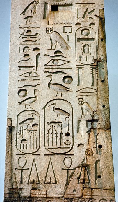 Egyptiläinen antiikki: yksityiskohta Lateranensen obeliskistä, joka on peitetty hieroglyfeillä Theban Amonin temppelistä. 15-luvulla eaa. Pyhän Johanneksen aukio, Rooma tekijältä Egyptian 18th Dynasty