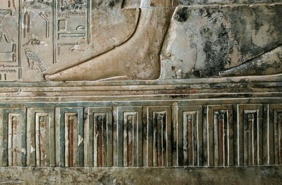 Egyptiläinen antiikki: reliefi edustaa haudasta poistuvan kirjurin jalkaa ja Amenophis III:n hovissa (TT57) ullakkotarkastajan ja kirjurin Kha em Hetin (Khaemhat) haudan palatsifriisiä. 18. dynastia. 1530-1290 eaa. Vallee des Nobles. L tekijältä Egyptian 18th Dynasty