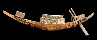 Egyptiläinen antiikki: kuninkaallinen vene: se edustaa vainajan matkaa toiseen maailmaan. Puukaiverrus All-Ankh-Amonin (Tutankhamon tai Tutankhamon) haudasta, Kuninkaiden laakso, Egypti. 1375-1358 eaa. Egyptiläinen museo, Kairo, Egypti - Egyptian Antiquiti tekijältä Egyptian 18th Dynasty