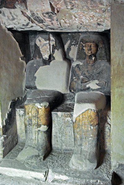 Egyptiläinen antiikki: veistokset lähellä Kha em Hetin (Khaemhat) hautaa, ullakkotarkastaja ja kirjuri Amenophis III:n (TT57) hovissa, jotka edustavat kirjuria ja Imhotepia. 18. dynastia. 1530-1290 eaa. Vallee des Nobles. Luxor, Länsiranta, Egypti tekijältä Egyptian 18th Dynasty