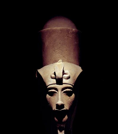 Egyptiläinen antiikki: Amenhotep IV:n (Amenophis IV tai Akhenaton) patsas, jossa on kaksoiskruunu. 1301 eaa. 18. dynastia. Veistoksen yksityiskohta. Thebassa sijaitsevasta Amon Ra -temppelistä. Luksor (Luxor tai tai Luqsor). Luxorin museo. Egypti tekijältä Egyptian 18th Dynasty