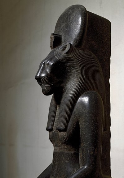 Egyptiläinen antiikin aika: naarasleijonajumala Sekhmet kruunataan aurinkolevyllä. Patsas mustaa graniittia. 1540-1295 eaa. Himmeä. 210 cm Torino, Egyptiläinen museo tekijältä Egyptian 18th Dynasty