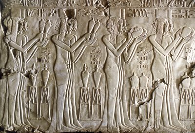 Egyptiläinen antiikki: nuoret tytöt tekevät uhrauksia. Kheruefin hauta (TT192) (18. dynastia). tekijältä Egyptian 18th Dynasty