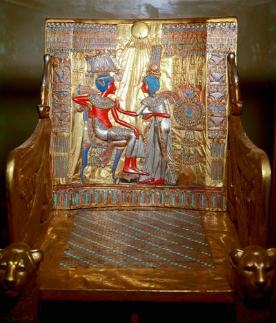 Egyptiläinen antiikki: kultapuusta valmistettu torvi, jonka on maalannut Tutankhamon osana faraon Tresoria. Edustus kuningatar Ankhesenpaatonista (Ankhesenpaamon, Ankhesenamon), joka hieroo öljyllä veljensä ja vaimonsa Tutankhamonin olkapäätä tekijältä Egyptian 18th Dynasty
