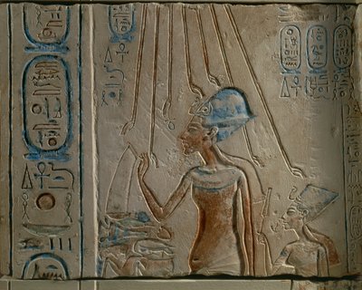 Egyptiläinen kaiverrus, joka edustaa Akhenatenia ja Nefertitiä palvovaa aurinkokiekkoa, Tall al-Amarnasta, Egyptistä, Uudesta kuningaskunnasta, XVIII-dynastiasta tekijältä Egyptian 18th Dynasty