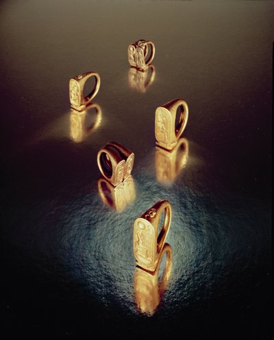 Viisi sormusta, Tutankhamonin haudasta, Uusi valtakunta (kulta). tekijältä Egyptian 18th Dynasty