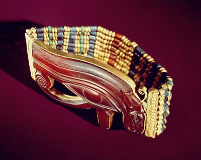 Joustava helmirannekoru, Tutankhamonin haudasta, Uusi valtakunta (kultaa ja karneolia, kulta-, fayanssi- ja lasihelmiä) (katso myös 391011 & 391013). tekijältä Egyptian 18th Dynasty