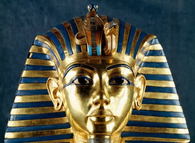 Tutankhamonin hautanaamio, lyötyä kultaa, keraamisia ja puolijalokiviä, Faaraon haudasta, Theban, Egypti, Yksityiskohta, kultasepäntaide, Egyptin sivilisaatio, Uusi valtakunta, XVIII dynastia tekijältä Egyptian 18th Dynasty