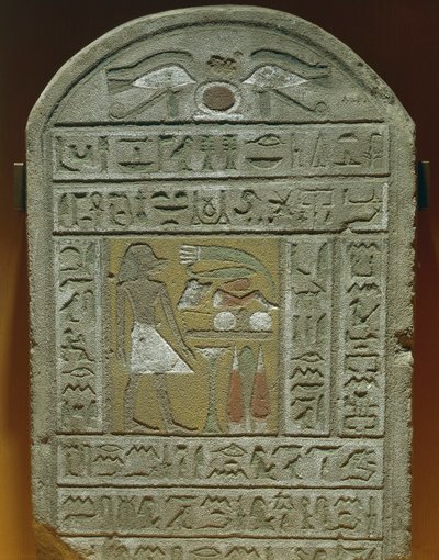 Ibin, kuninkaallisen palatsin kammioisännön hautausstele Vainaja ennen hautajaisuhreja Ylhäällä suojasilmät ja hieroglyfi "Shen", joka tarkoittaa "ikuisuutta" tekijältä Egyptian 18th Dynasty