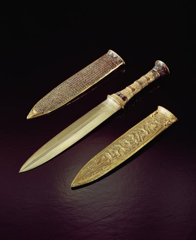 Kultainen tikari ja tuppi, Tutankhamonin haudasta (n. 1370-1352 eKr.) Uusi kuningaskunta (kulta upotettu puolijalokiveillä) tekijältä Egyptian 18th Dynasty