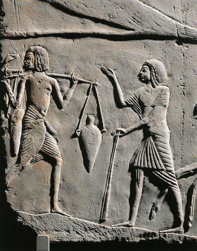 Elämää sotilasleirillä: vedenkantaja saa käskyjä upseerilta, helpotus Horemhebin haudalta Saqqarassa. Yksityiskohta. tekijältä Egyptian 18th Dynasty