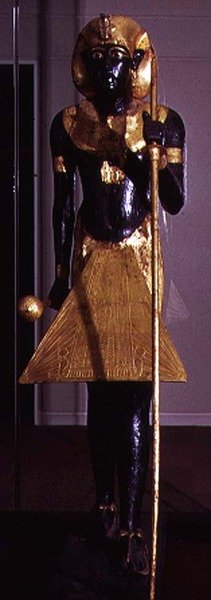 Tutankhamonin elämänkokoinen patsas, Tutankhamonin haudasta (n. 1370-1352 eKr.) Uusi kuningaskunta (puuta ja kullattua pronssia) (katso 120789) tekijältä Egyptian 18th Dynasty