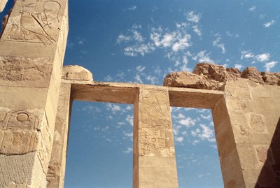 Huonekalut ja erilaiset esineet 1100- ja 1300-luvuilta tekijältä Egyptian 18th Dynasty