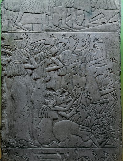 Maalattu kalkkikivireliefi, joka kuvaa hautajaisvalittelua faaraon yli, kuningas Horemhebin haudasta. tekijältä Egyptian 18th Dynasty