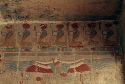 Maalattu seinä, jossa on aurinkokiekko, uraeus ja Ylä-Egyptin korppikotka, Hatsepsutin hautajaistemppeli, Deir el-Bahari, Thebanin nekropoli (Unescon maailmanperintöluettelo). tekijältä Egyptian 18th Dynasty
