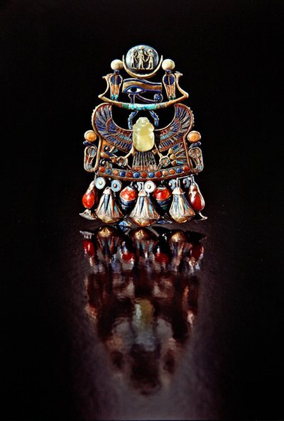 Rintaliha lintu-skarabeeella, Tutankhamonin haudasta, Uudesta kuningaskunnasta (kultainen kloisonni, koristeltu puolijalokivellä ja lasitahnalla) tekijältä Egyptian 18th Dynasty