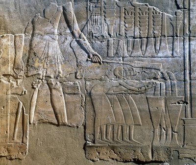 Naisten työtä valvova pappi, seinäreliefi, Amunin temppelin pylväikkö (Unescon maailmanperintöluettelo) tekijältä Egyptian 18th Dynasty