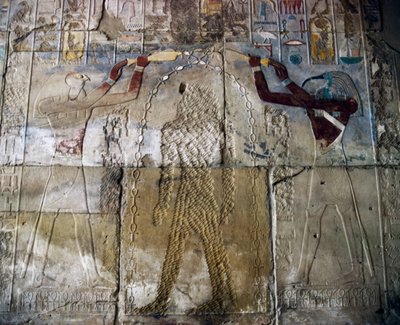 Kuningatar Hatsepsut jumala Horuksen ja jumala Thotin välissä, maalattu reliefi, Hatsepsutin punaisen kappelin sali, Karnakin temppelikompleksi (Unescon maailmanperintöluettelo). tekijältä Egyptian 18th Dynasty