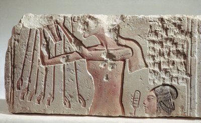 Reliefi, joka kuvaa Akenhatenia ja hänen tyttärensä uhria Atonille, Uusi kuningaskunta, noin 1352-1336 eKr. (kalkkikivi) tekijältä Egyptian 18th Dynasty