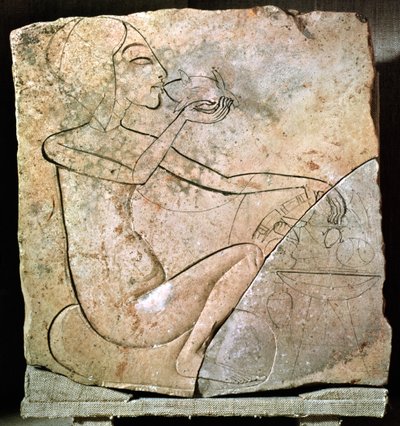 Reliefi, joka kuvaa prinsessaa syömässä paahdettua ankkaa, pohjoispalatsista Tell El-Amarnassa, Uudessa kuningaskunnassa, noin 1353–1337 eKr. (kalkkikivi) tekijältä Egyptian 18th Dynasty
