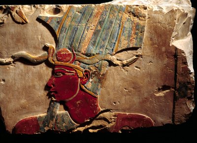 Reliefi, joka edustaa faraon Thutmosis (Tuthmosis tai Thutmus) III kruunun Atef tekijältä Egyptian 18th Dynasty
