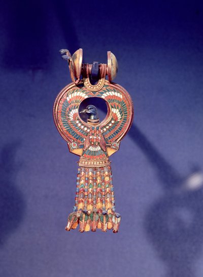 Oikea korvakoru korvakoruparista sinilinnun kanssa, Tutankhamonin haudasta, Kuninkaiden laakso, Thebes, n. 1347-37 eKr. (kulta ja sula lasi) (katso myös 344028) tekijältä Egyptian 18th Dynasty