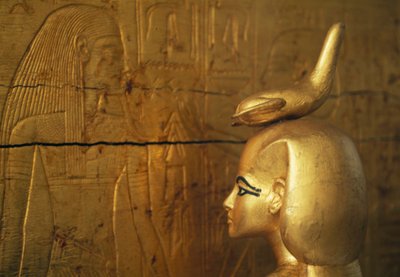 Selkiksen tai Serketin patsas, joka suojelee kanoppipurkkien arkkua, Tutankhamonin aarrekammio. tekijältä Egyptian 18th Dynasty