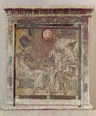 Stela kuvaa Atenia antamassa elämää ja vaurautta Amenophis IV:lle (Akhenaten) (n. 1352-1336 eKr.), hänen vaimolleen Nefertitille ja kolmelle heidän tyttäreistään Tell el-Amarnasta, Uudesta kuningaskunnasta, noin 1353-1337 eKr. tekijältä Egyptian 18th Dynasty