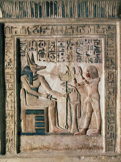 Stele of the Royal Scribe Ipi, joka kuvaa vainajaa ennen Anubista, 1300-luvun puolivälissä eKr. (kalkkikivi) tekijältä Egyptian 18th Dynasty