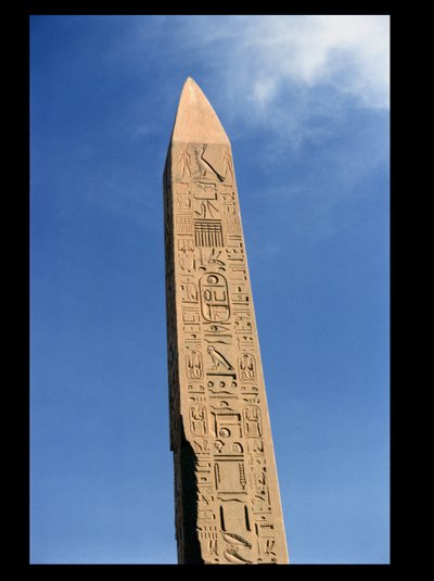 Tuthmosis I:n obeliski (1504-1492 eKr.) Amunin suuressa temppelissä, Karnakin temppelissä, Uudessa kuningaskunnassa tekijältä Egyptian 18th Dynasty