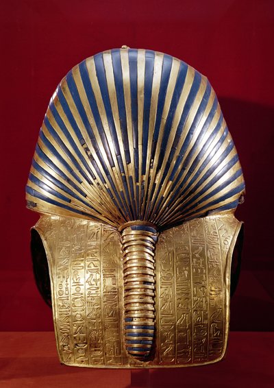 Kultaisen naamion takaosa, Tutankhamonin aarre (n. 1370-1352 eKr.) Uusi kuningaskunta, n. 1340 eKr. (puolijalokiveillä upotettu kulta) tekijältä Egyptian 18th Dynasty