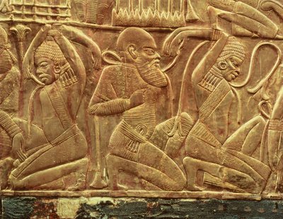 Egyptin viholliset voitettu ja orjuutettu, yksityiskohta yhden Tutankhamonin (n.1370-52 eKr.) haudasta löydetyn valtion vaunun sisäpuolelta, Uusi valtakunta, n.1340 eKr. (kullalla päällystetty stukattu puu). tekijältä Egyptian 18th Dynasty