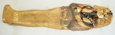 Kuninkaan sisin arkku Tutankhamonin haudasta (n. 1370-1352 eKr.) Uusi kuningaskunta (kullalla upotettu puolijalokiveillä) (katso lisätietoja kohdasta 343642) tekijältä Egyptian 18th Dynasty