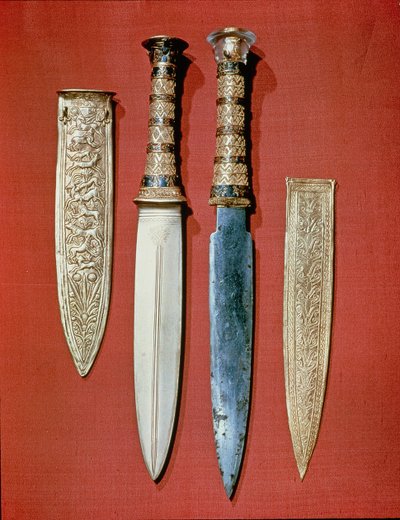 Kuninkaat kaksi tikaria, Tutankhamonin haudasta (n. 1370-52 eKr.) Uusi kuningaskunta (kulta ja rauta) tekijältä Egyptian 18th Dynasty