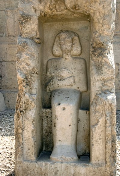Muinainen egyptiläinen taide: Jumala Osiriksen matala helpotus Seti I:n temppelin pihalla tekijältä Egyptian 19th Dynasty