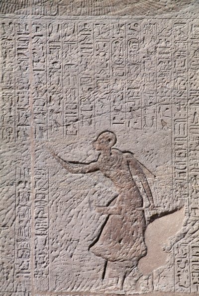 Basreliefi Hathorin pienestä temppelistä, joka on omistettu kuningatar Nefertarille, Abu Simbel (Unescon maailmanperintöluettelo). tekijältä Egyptian 19th Dynasty