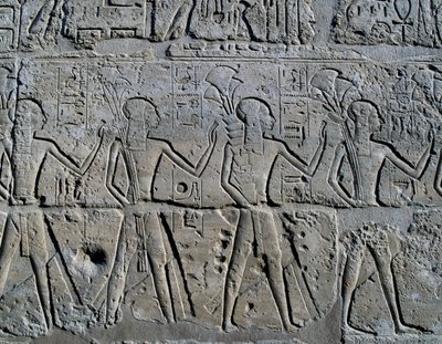 Kaivosalueita symboloivia hahmoja tuomassa veronsa jumalalle, reliefi, Ramesses II:n sisäpiha, Amunin temppeli (Unescon maailmanperintöluettelo). tekijältä Egyptian 19th Dynasty