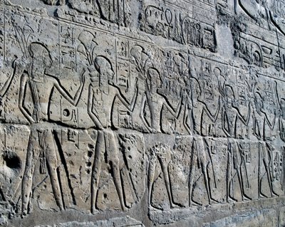 Kaivosalueita symboloivia hahmoja tuomassa veronsa jumalalle, reliefi, Ramesses II:n sisäpiha, Amunin temppeli (Unescon maailmanperintöluettelo). tekijältä Egyptian 19th Dynasty