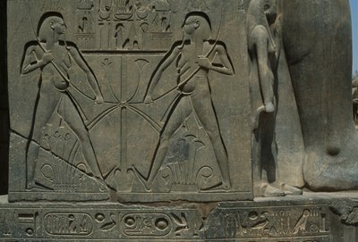 Yksityiskohta reliefistä, joka kuvaa kahta miestä (hiekkakivi) tekijältä Egyptian 19th Dynasty