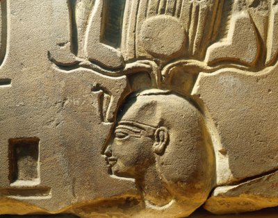 Egypti, Luxor, muinainen Theban kaupunki, Assasifin laakso, reliefin katkelma, jossa on Ramses II:n kuva ja kartuskeja. tekijältä Egyptian 19th Dynasty
