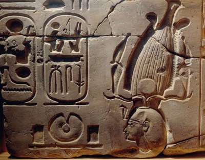 Egypti, Luxor, muinainen Theban kaupunki, Assasifin laakso, reliefin katkelma, jossa on Ramses II:n kuva ja kartuskeja. tekijältä Egyptian 19th Dynasty