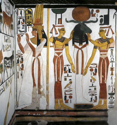 Egypti, Thebes, Luxor, Kuningattaren laakso, Nefertarin hauta, eteisammion lisärakennus, seinämaalaukset, Kuningatar jumalallisen entiteetin edessä, joka edustaa Osirista lepäämässä Rassa jumalattareiden Isiksen ja Nephthyn ympyrässä tekijältä Egyptian 19th Dynasty