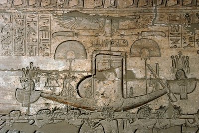 Egyptin antiikin aika: näkymä kohokuvioista, jotka edustavat pyhää venettä, faarao Ramses II:lle (1279-1213 eKr.) omistettu muistotemppeli, Ramasseum-paikka (Ramesseum) Luxorissa, Egyptissä. tekijältä Egyptian 19th Dynasty