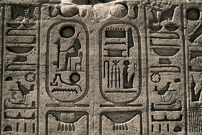 Egyptin muinaisuus: Ramses II:n temppelin reliefi. 1271-1256 eKr., Abu Simbel, Assuan, Egypti. tekijältä Egyptian 19th Dynasty