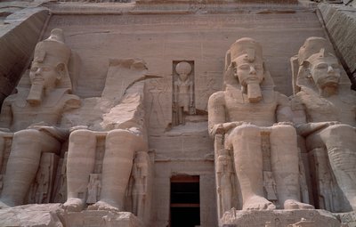 Egyptin antiikin: Ramses II:n temppelin kolossi. 1271-1256 eaa. Abu Simbel (Abu Simbel), Aswan, Egypti tekijältä Egyptian 19th Dynasty