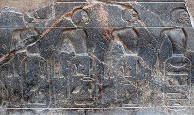 Egyptiläinen antiikki: yksityiskohta reliefistä, joka koristaa farao Ramses II:n (1292-1186 eKr.) valloittamien alueiden tunnuksia. Luxorin temppeli. East Bank (Thebes), Egypti tekijältä Egyptian 19th Dynasty